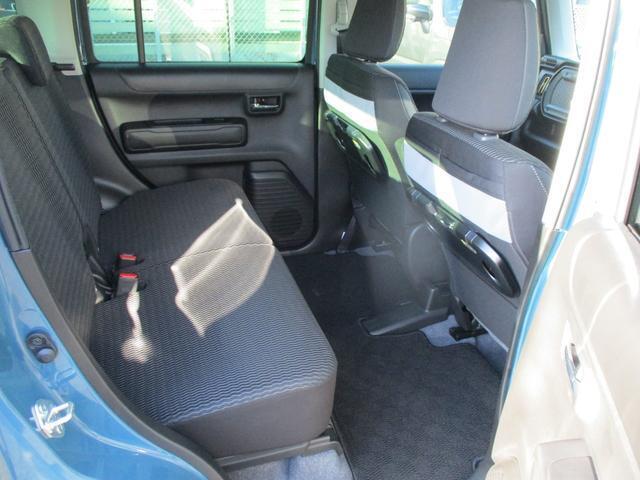 後席足元も広々です