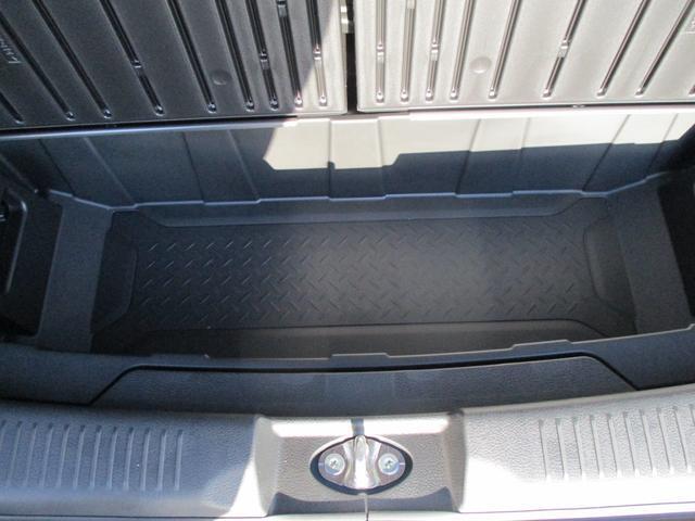 ラゲッジ下の収納スペースです