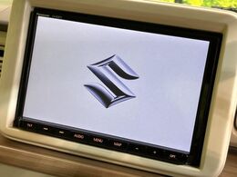 【純正8型ナビ】人気の純正8型ナビを装備しております。ナビの使いやすさはもちろん、オーディオ機能も充実！キャンプや旅行はもちろん、通勤や買い物など普段のドライブも楽しくなるはず♪