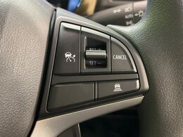 【アダプティブクルーズコントロール】高速道路での長距離走行が楽に！！自動で速度を保つクルーズコントロールが、衝突軽減システムと連携し、前方の車両を感知して車間を保つように速度調節してくれます！！