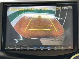 バックカメラがついて後方確認が簡単にできます！苦手としている車庫入れ等も安心して出来ますね！凄く需要の高い装備ですので、最初から付いていれば言う事なしですよね！？