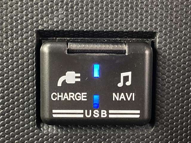 こちらのクルマはUSB接続コネクタも装備されています♪スマホの充電などにお使い下さい。ご旅行中での充電切れも、これなら心配いりませんね！