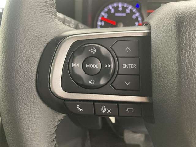 運転中、オーディオの操作をしてて、ハッとしたことはありませんか？ステアリングスイッチは、運転中でもハンドルでオーディオの操作が可能です。安全なドライブをサポートします。