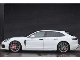 ＜オプション＞レーンチェンジアシスト/ソフトクローズドア/LEDマトリックス ヘッドライト ブラック/8way リア コンフォートシート/カーボン インテリア パッケージ/