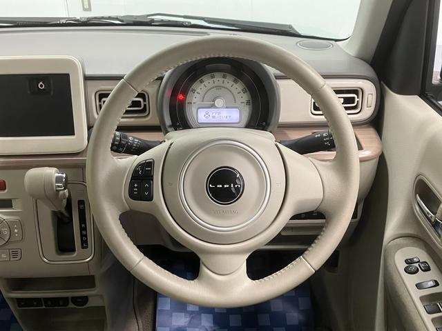 【ハンドル回り】インテリアに合わせたデザインのステアリングは、運転される方のことも考え、運転しやすい形状、大きさです。ぜひ一度、実際に触ってお確かめください。