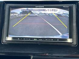 【バックカメラ】駐車時に後方がリアルタイム映像で確認できます。大型商業施設や立体駐車場での駐車時や、夜間のバック時に大活躍！運転スキルに関わらず、今や必須となった装備のひとつです！