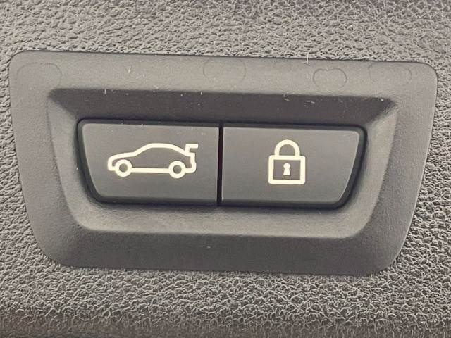 高級車にはお馴染みの【電動リアゲート】搭載。