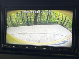 【バックカメラ】駐車時に後方がリアルタイム映像で確認できます。大型商業施設や立体駐車場での駐車時や、夜間のバック時に大活躍！運転スキルに関わらず、今や必須となった装備のひとつです！