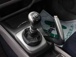 5速MT★クラッチのすべり感もなくマニュアル車でよくダメになるシフトのリンケージのガタもありません！