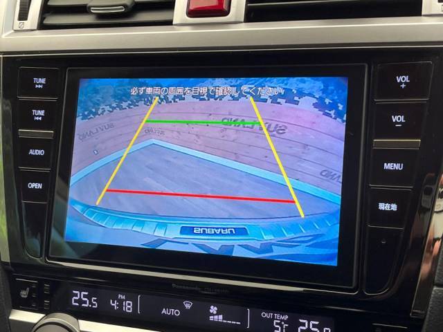 【バックカメラ】駐車時に後方がリアルタイム映像で確認できます。大型商業施設や立体駐車場での駐車時や、夜間のバック時に大活躍！運転スキルに関わらず、今や必須となった装備のひとつです！