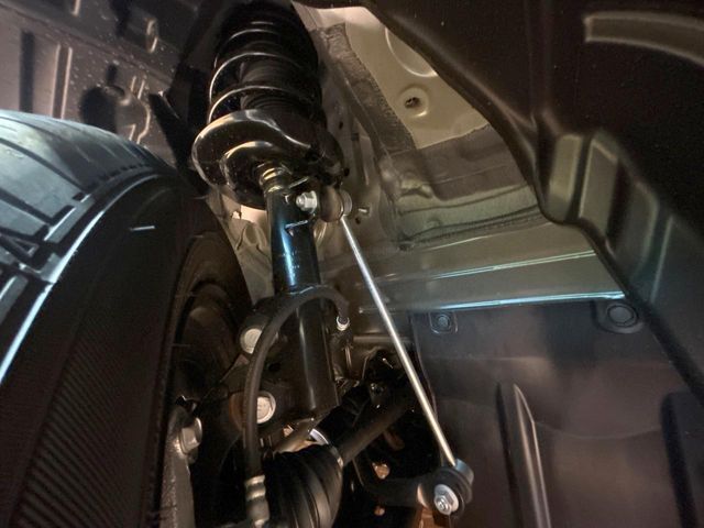 お車を安心してお乗りいただく為には、足回りの定期点検が欠かせません。サービスサポート（有償保証）では無料点検もご提供しており、安心のカーライフをお過ごしいただけるサポート体制が整っています。