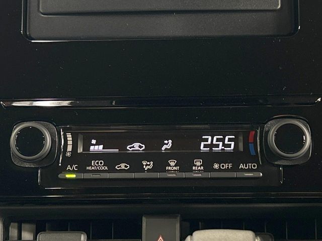 【オートエアコン】一度お好みの温度に設定すれば、車内の温度を検知し風量や温度を自動で調整。暑い…寒い…と何度もスイッチ操作をする必要はありません。快適な車内空間には必須の機能ですね♪