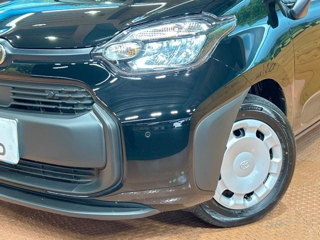 【LEDヘッドライト】悪天候や夜間走行時も良好な視界を確保し安心して運転できる高輝度LEDヘッドライトを装備！点灯速度が早く、消費電力も抑えられています。