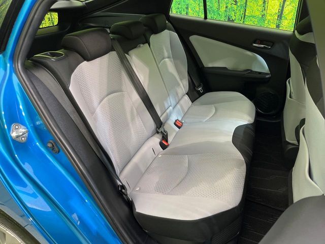 後部座席も気になるようなキズ・汚れやへたり等、大きなダメージはなく、良好な状態です。