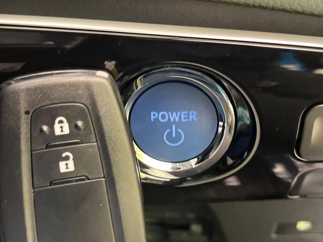 【スマートキー】カバンやポケットに入れたままでもドアの施錠・解錠が可能なスマートキーを装備。エンジンのオン・オフ時もカギを取り出す必要が無いからとっても便利です♪