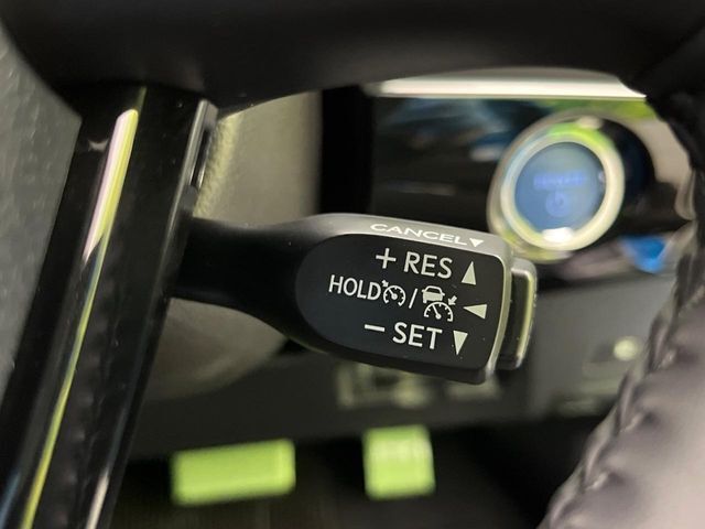 【レーダークルーズコントロール】高速道路での長距離走行が楽に！！自動で速度を保つクルーズコントロールが、衝突軽減システムと連携し、前方の車両を感知して車間を保つように速度調節してくれます！！