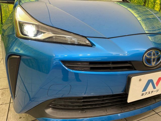 【LEDヘッドライト】悪天候や夜間走行時も良好な視界を確保し安心して運転できる高輝度LEDヘッドライトを装備！点灯速度が早く、消費電力も抑えられています。