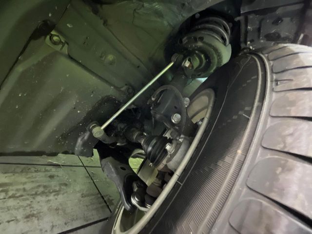 お車を安心してお乗りいただく為には、足回りの定期点検が欠かせません。サービスサポート（有償保証）では無料点検もご提供しており、安心のカーライフをお過ごしいただけるサポート体制が整っています。