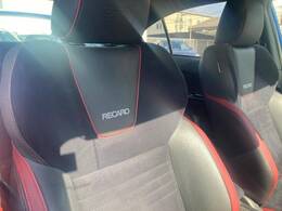 【RECARO製バケットシート】人間工学に基づいた面圧分布によって腰への負担や長時間運転時の疲労発生を軽減☆一目でレカロとわかるスポーティなルックスが特徴です。