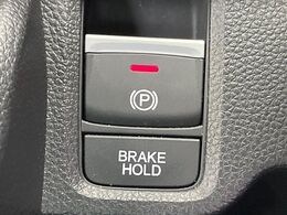 【電動パーキングブレーキ】パーキングブレーキは便利な電動式！ボタン一つで操作でき、アクセルを踏めば自動で解除されます