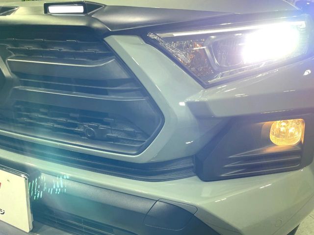 【LEDヘッドライト】悪天候や夜間走行時も良好な視界を確保し安心して運転できる高輝度LEDヘッドライトを装備！点灯速度が早く、消費電力も抑えられています。
