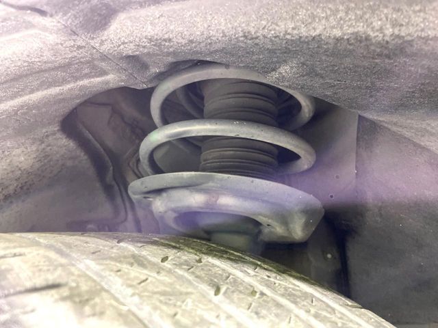 お車を安心してお乗りいただく為には、足回りの定期点検が欠かせません。サービスサポート（有償保証）では無料点検もご提供しており、安心のカーライフをお過ごしいただけるサポート体制が整っています。