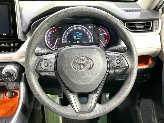 インテリアに合わせたデザインのステアリングは、運転される方のことも考え、運転しやすい形状、大きさです。是非一度、実際に触ってお確かめください。