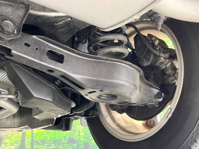 お車を安心してお乗りいただく為には、足回りの定期点検が欠かせません。サービスサポート（有償保証）では無料点検もご提供しており、安心のカーライフをお過ごしいただけるサポート体制が整っています。