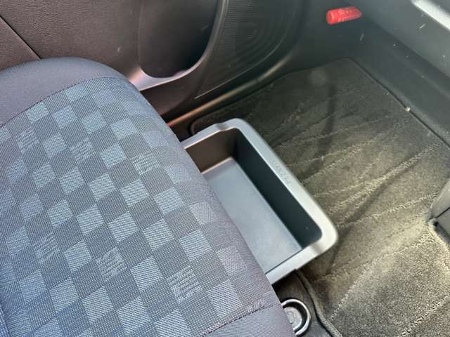 助手席シートの座椅子の下にシートアンダーボックスがあり、収納に便利です。