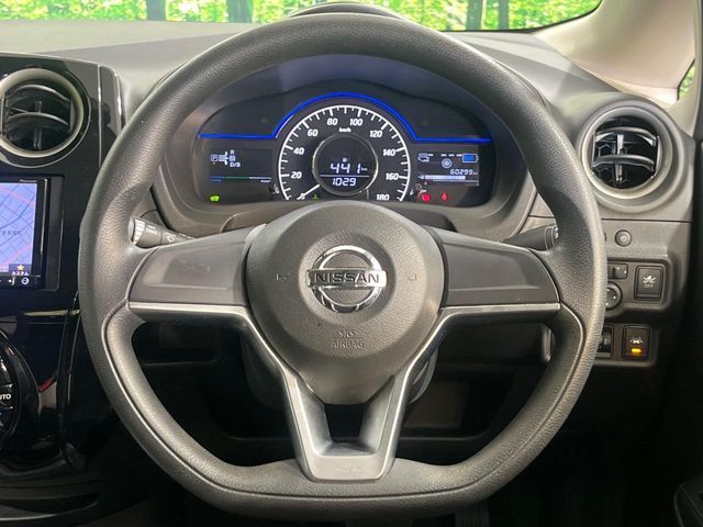 インテリアに合わせたデザインのステアリングは、運転される方のことも考え、運転しやすい形状、大きさです。是非一度、実際に触ってお確かめください。