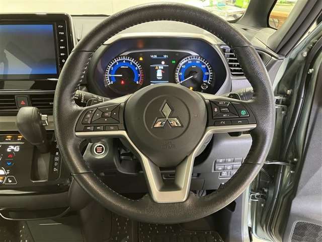 ステアリングスイッチステアリングから手を放さず、運転をしながらオーディオ等の操作ができます。