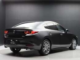 ☆試乗車　禁煙車　マシーングレープレミアムメタリックのMAZDA3　セダン☆