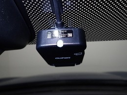 もしもの衝突の時、あなたの走行状態をしっかりと記録するドライブレコーダーも付いているので、万が一の時にも安心です。