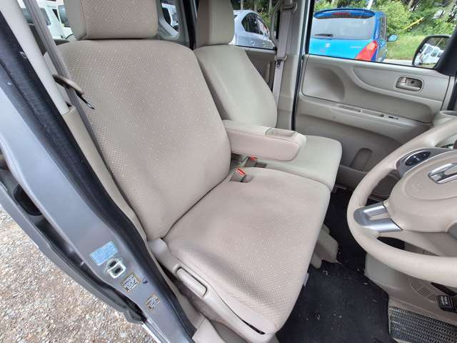 運転席シートは目立つ汚れやへたりなど無くきれいで座り心地も良いですよ。