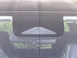 【ホンダセンシング】走行中に前方の車両等を認識し、衝突しそうな時は警報とブレーキで衝突回避と被害軽減をアシスト。より安全にドライブをお楽しみいただけます。