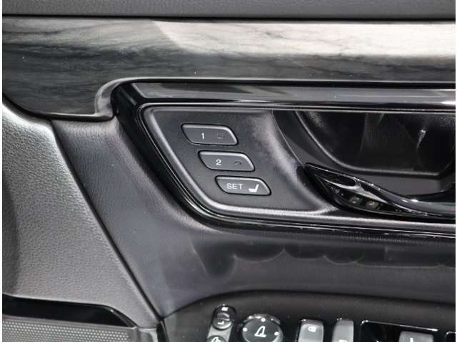 1のキーで解錠・運転席ドアを開けたとき、メモリー1で記憶したシート位置に自動調節してくれる機能『ドライビングポジションシステム』がついています！(同様に2での解錠の際は2で記憶した位置にしてくれます)