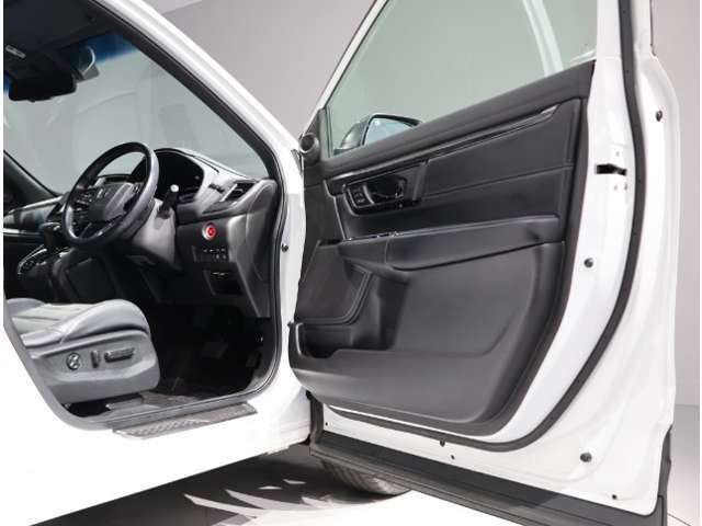 運転席・助手席ドアは開口範囲が広く、とても乗りやすいですよ！収納スペースもあります！