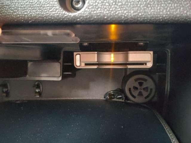 ETC車載器はグローブボックス内に収まっているのでカードを挿しっぱなしでも車外から見えないので安心です。