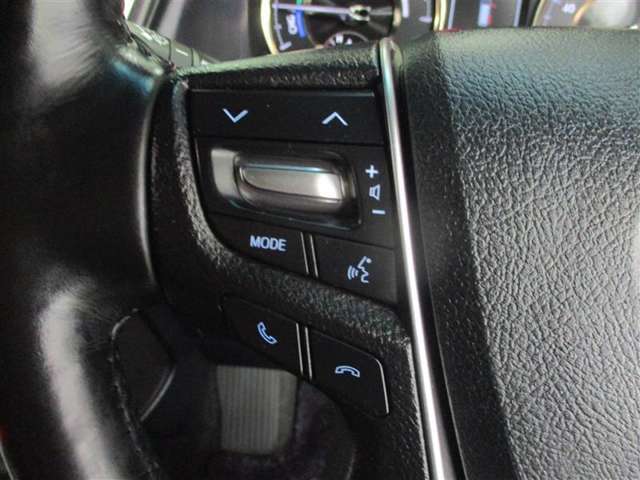 ステアリングには運転中でも簡単に操作できる各種スイッチついてます