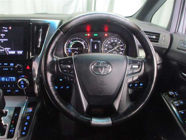 ステアリングには運転中でも簡単に操作できる各種スイッチついてます