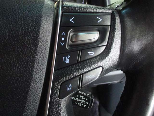 ステアリングには運転中でも簡単に操作できる各種スイッチついてます