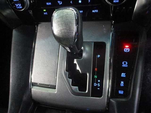 Super CVT-i（自動無段変速機）が採用されています。このシフトは、スムーズな加速と燃費効率の向上を実現しています