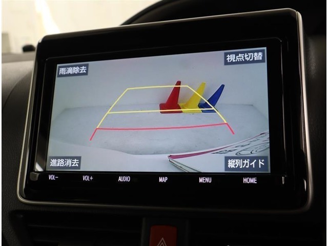 『バックガイドモニター』走行ラインを誘導してくれる補助線もありますので車庫入れが苦手な方も楽ちんです！！