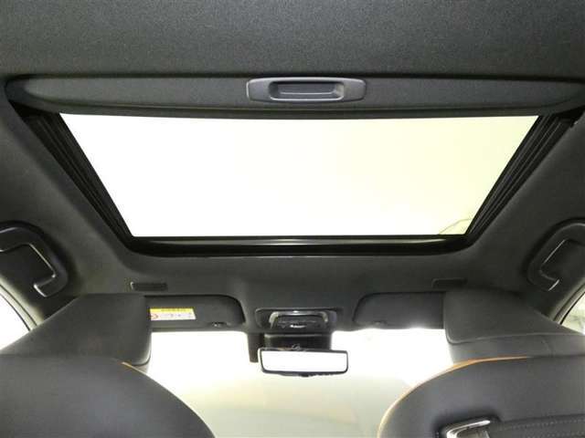 【サンルーフ】サンルーフが装着されています。