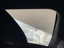 【サンルーフ】開放感たっぷりの希少装備、サンルーフが装着されています！車内に明かりを取り入れたり景色を楽しむ以外にも、車内の空気も簡単に換気できて快適です！