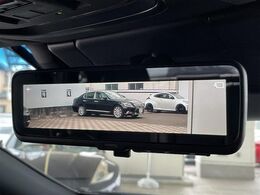 【デジタルインナーミラー】後席の大きな荷物や同乗者で後方が確認しづらい時でも安心！カメラが撮影した車両後方の映像をルームミラー内に表示。クリアな視界で状況の確認が可能です！