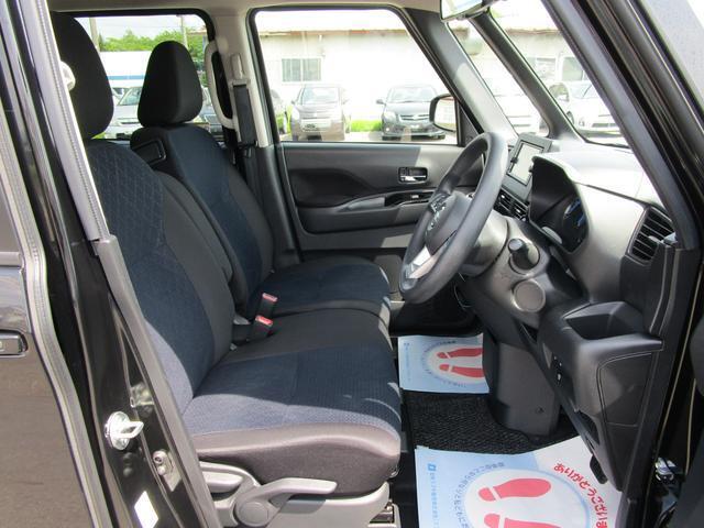 女性の方ももちろんですが、運転席側、助手席側の足元スペースが広いので男性の方が運転しても窮屈になりにくいですよ！