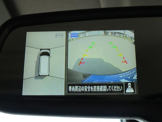 駐車する際、見通しの悪い場所や狭い道での運転を行いやすく、合計4ヶ所に設置したカメラの映像を合成・処理をして、真上から見ているような映像を映し出してくれます。