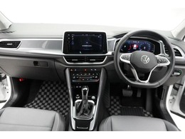 【インテリア】インパネはシンプルかつ一体感がありフロントフェイスを彷彿とさせるデザインです。