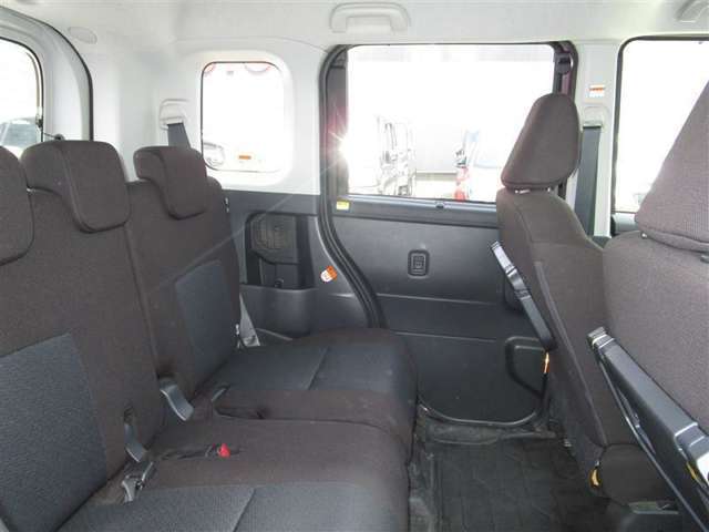 ゆとりある広々とした車内空間は、ドライブを始め買い物やレジャーなど、幅広く活躍します。一人でもみんなとでもお出かけを楽しみましょう！